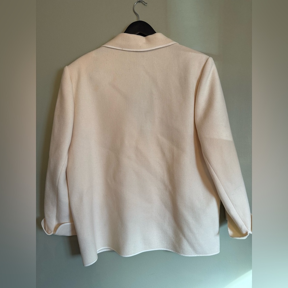 Vintage European Elegance: Weinberg Cream Piped Blazer - Picture 8 of 13